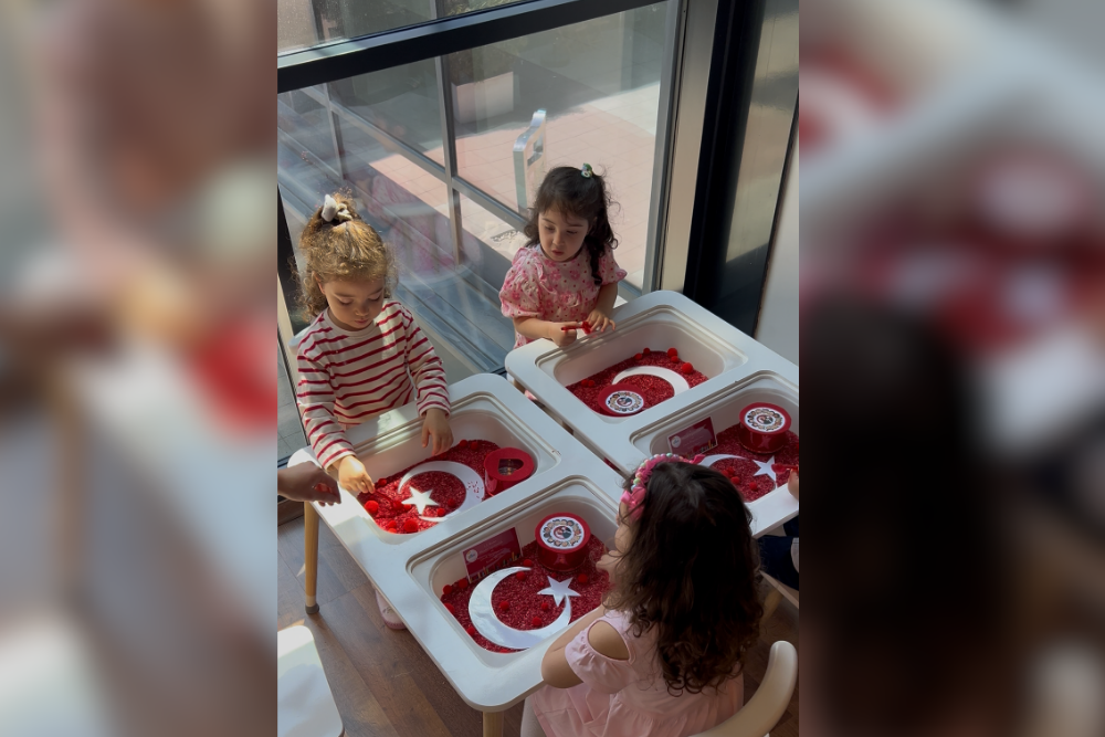 Hello Kido atölyesinde eğlenen çocuklar